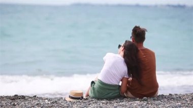 Yaz tatilinde beyaz plajda genç bir çift.