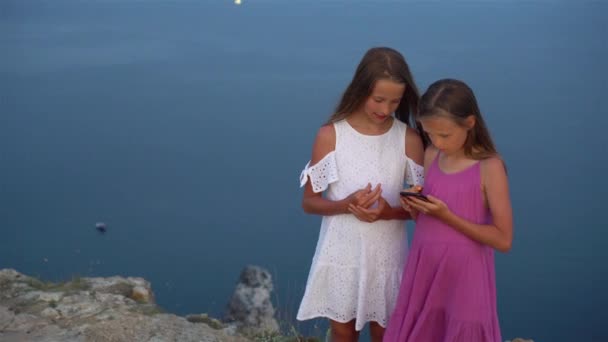 崖の海岸の端に屋外の子供たち — ストック動画