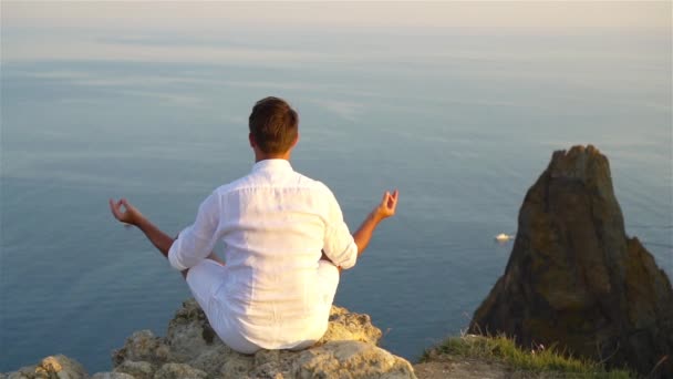 Man outdoor on edge of cliff seashore — Stock Video