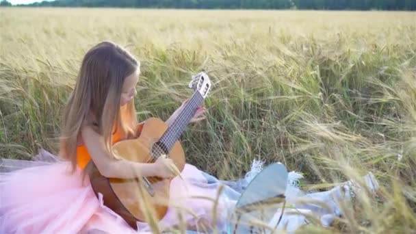 Liebenswertes Vorschulmädchen im Weizenfeld an einem warmen und sonnigen Sommertag — Stockvideo