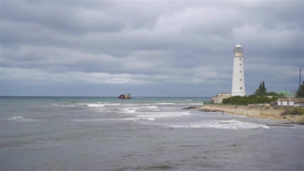 Seascape com belo farol branco contra sk tempestuoso e mar — Vídeo de Stock