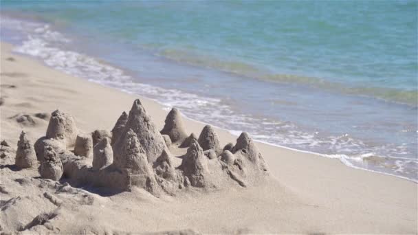 Plastik çocuk oyuncaklarıyla beyaz tropik plajda kumdan kale — Stok video