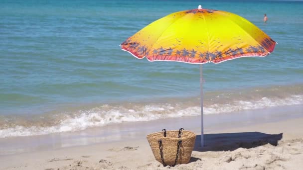 Strandparasol op het tropische strand — Stockvideo