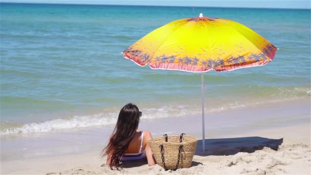 Mujer joven en sombrero en las vacaciones de playa — Vídeos de Stock