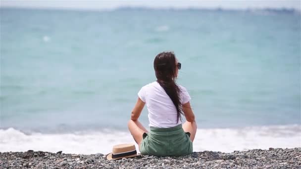Ung vacker kvinna koppla av på stranden — Stockvideo