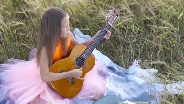 Adorabil fata prescolar în câmp de grâu în ziua caldă și însorită de vară — Videoclip de stoc