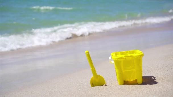 Plage enfants jouets sur plage de sable blanc — Video