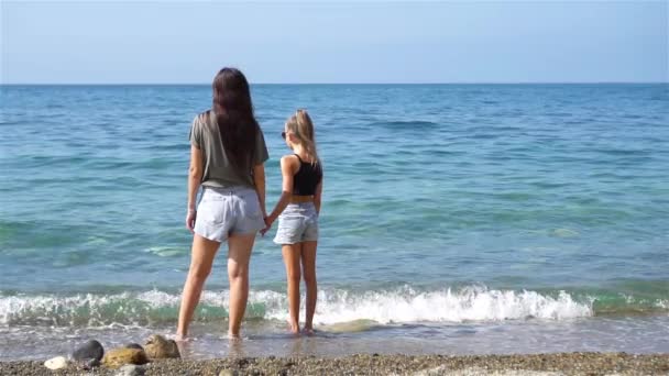 Bela mãe e filha na praia desfrutando de férias de verão — Vídeo de Stock