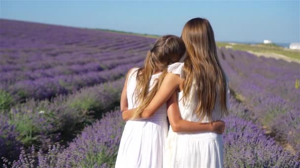 Девушки в лавандовых цветочных полях на закате в белом платье — стоковое видео