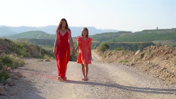 Adorable niña y joven madre al aire libre — Vídeos de Stock