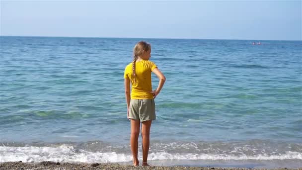 Adorable petite fille s'amuser à la plage tropicale pendant les vacances — Video