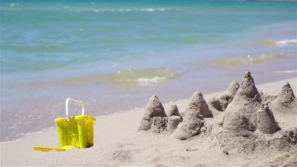 Sandcastle na praia tropical branca com brinquedos de plástico para crianças — Vídeo de Stock