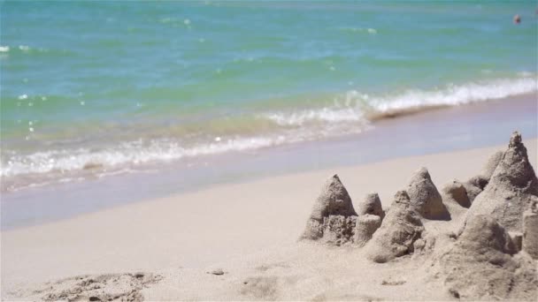하얀 모래, 청록색 바닷물, 아름다운 하늘이 있는 이질적 인 열대 해변 — 비디오