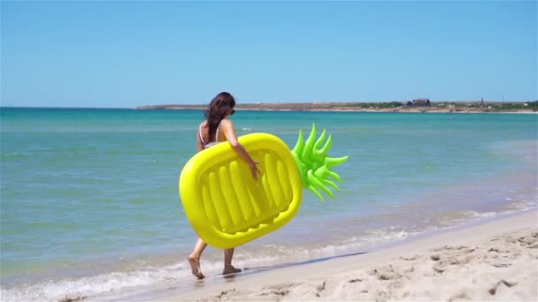Junge Frau mit Hut im Strandurlaub — Stockvideo