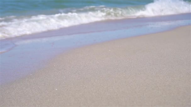 Идиллический пляж с белым песком, бирюзовой морской водой и красивым красочным небом — стоковое видео