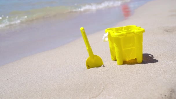 Playa juguetes para niños en la playa de arena blanca — Vídeos de Stock