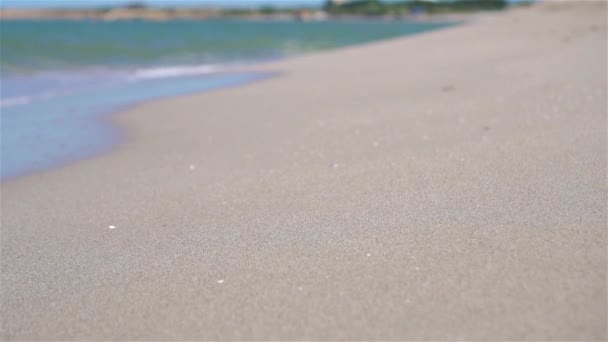 Playa tropical idílica con arena blanca, agua de mar turquesa y hermoso cielo colorido — Vídeo de stock