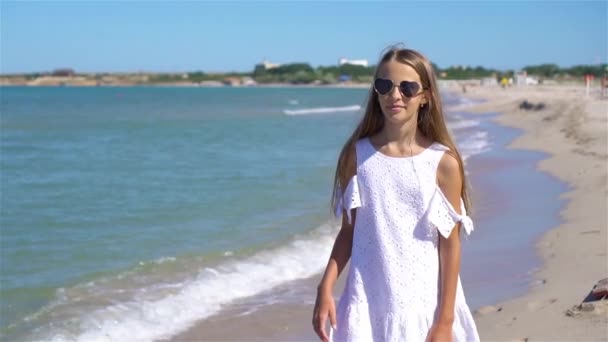 Schattig klein meisje veel plezier op tropisch strand tijdens vakantie — Stockvideo