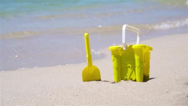 Playa juguetes para niños en la playa de arena blanca — Vídeos de Stock