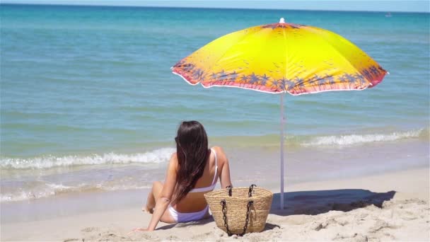 Jonge vrouw in wit op het strand — Stockvideo