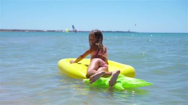 Urocza dziewczyna na dmuchanym materacu na plaży — Wideo stockowe