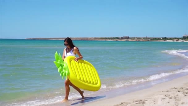Jonge vrouw met hoed op de strandvakantie — Stockvideo