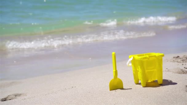 Playa juguetes para niños en la playa de arena blanca — Vídeos de Stock
