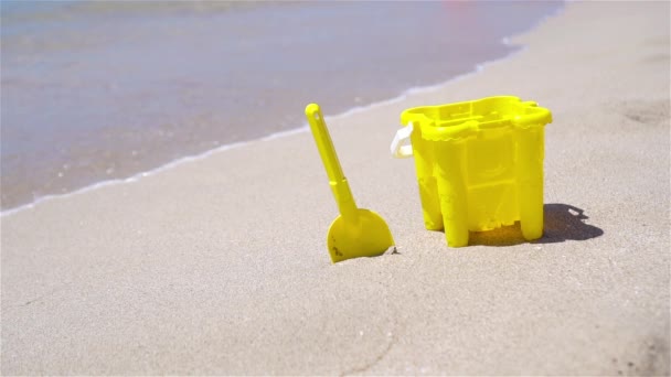 Plaża dzieci zabawki na białym piasku plaży — Wideo stockowe