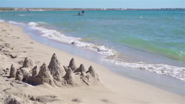 白い砂、ターコイズブルーの海の水と美しいカラフルな空を持つ牧歌的な熱帯のビーチ — ストック動画