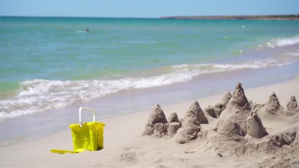 Pantai tropis Idyllic dengan pasir putih, air laut pirus dan langit berwarna indah — Stok Video