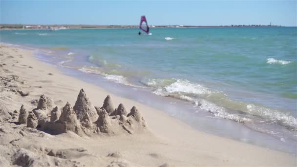 Playa tropical idílica con arena blanca, agua de mar turquesa y hermoso cielo colorido — Vídeo de stock