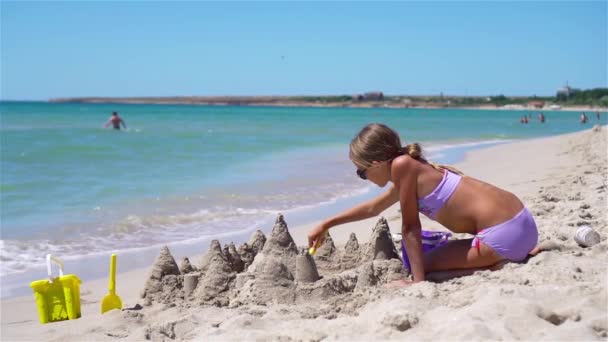 夏休みのビーチでの愛らしい女の子の肖像 — ストック動画