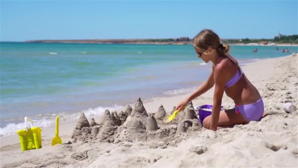 Retrato de niña adorable en la playa durante las vacaciones de verano — Vídeos de Stock