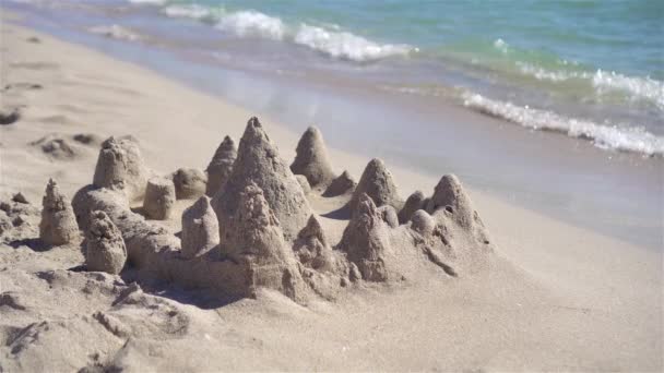 白い砂、ターコイズブルーの海の水と美しいカラフルな空を持つ牧歌的な熱帯のビーチ — ストック動画