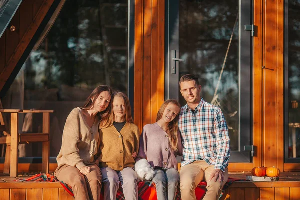 Güzel bir aile Sonbahar sıcağında yürüyor