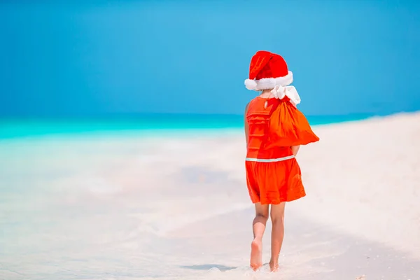 Enfant sur la plage en vacances de Noël — Photo