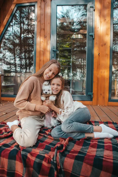 Gelukkige kinderen zitten in de herfst op het terras van hun huis — Stockfoto