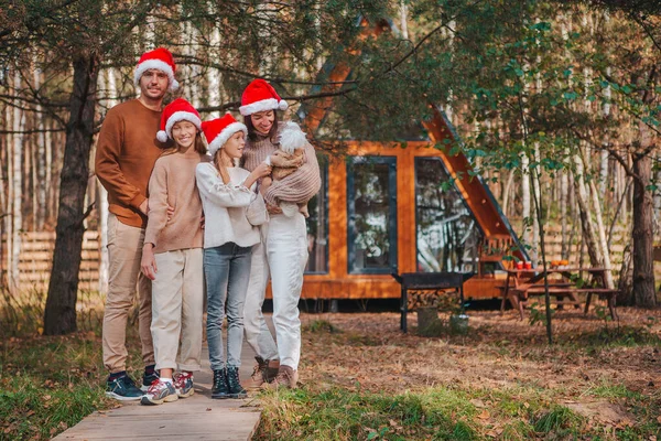 Krásná rodina s dětmi chůze na Štědrý den — Stock fotografie