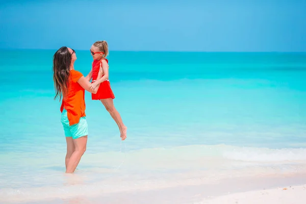 Gyönyörű anya és lánya a Karib-tenger partján élvezi a nyári vakációt. — Stock Fotó