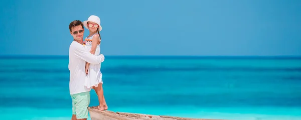 Klein meisje en gelukkig papa hebben plezier tijdens strand vakantie — Stockfoto