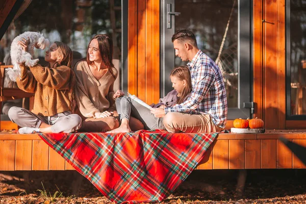 Kaunis neljän hengen perhe syksyllä lämpimänä päivänä — kuvapankkivalokuva