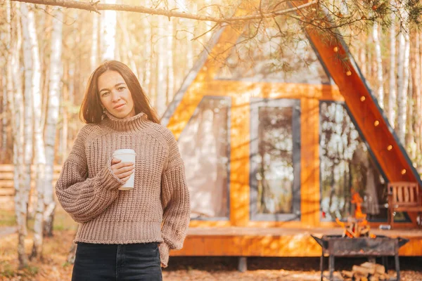 Schöne Mädchen zu Fuß bei herbstlich warmen Tag — Stockfoto