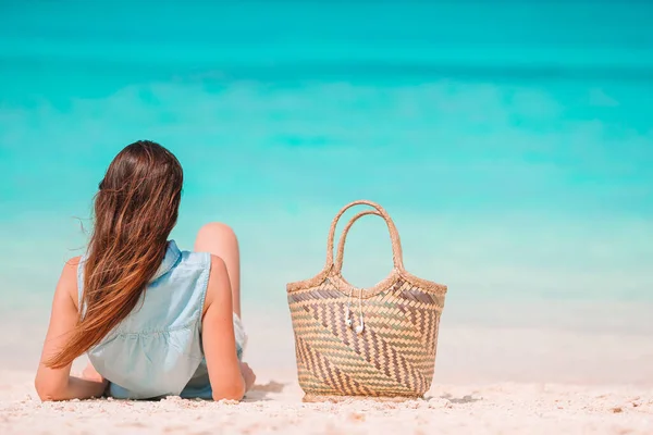 Mujer joven relajarse y disfrutar de vacaciones en la playa — Foto de Stock
