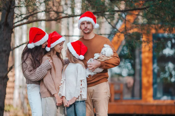 Hermosa familia con niños caminando en el día de Navidad —  Fotos de Stock