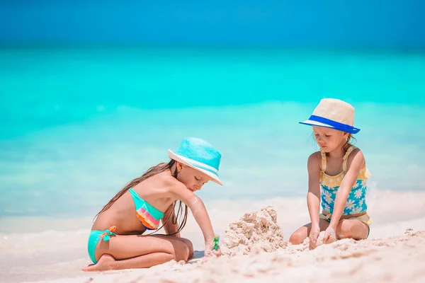 Små flickor på stranden under sommarlovet — Stockfoto