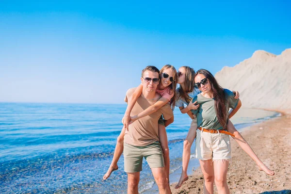 Jeune famille en vacances ont beaucoup de plaisir — Photo