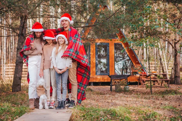 Bela família com crianças andando no dia de Natal — Fotografia de Stock