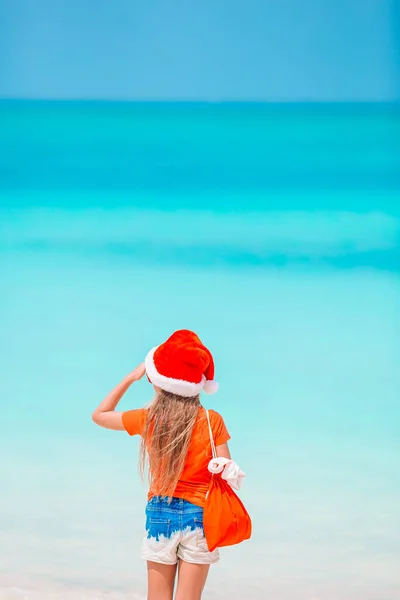 Kind op het strand in kerstvakantie — Stockfoto