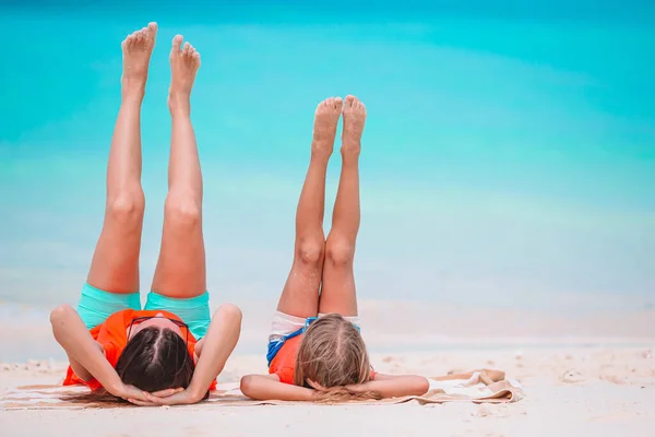 Vacker mor och dotter på Karibiska stranden njuter av sommarsemester. — Stockfoto