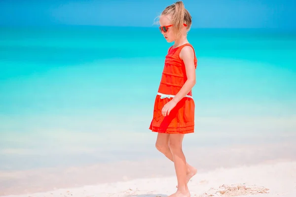 Karayip tatili sırasında sahilde tatlı küçük bir kız. — Stok fotoğraf